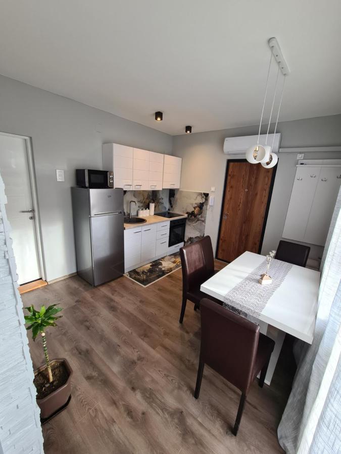 Grey & Sunny Apartments 자예카르 외부 사진